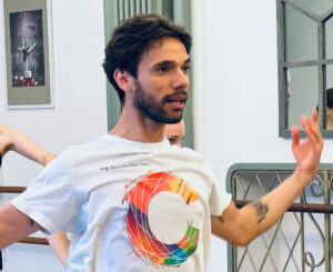 Jonathan dos Santos teaching a choreography at Summerschool Den Haag