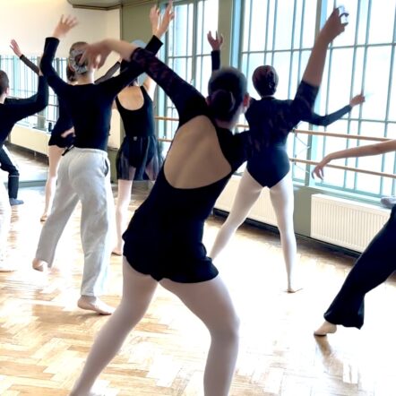 Students exploring movement during a mini dance workshop at Summerschool Den Haag