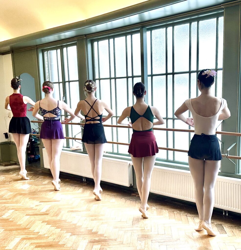 Students wearing ballet skirts at the barre during a class at Summerschool Den Haag